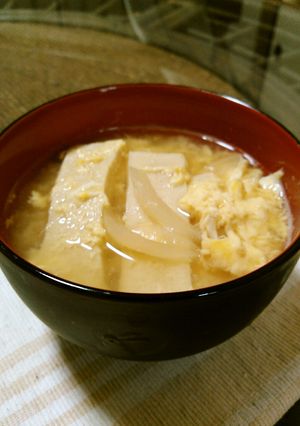高野豆腐・玉ねぎ・玉子のお味噌汁-レシピのメイン写真
