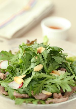 フレッシュ春菊と牛肉のピリ辛サラダ-レシピのメイン写真