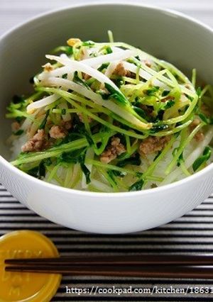アレンジ丼☆豆苗もやしの塩麹炒めそぼろ丼-レシピのメイン写真