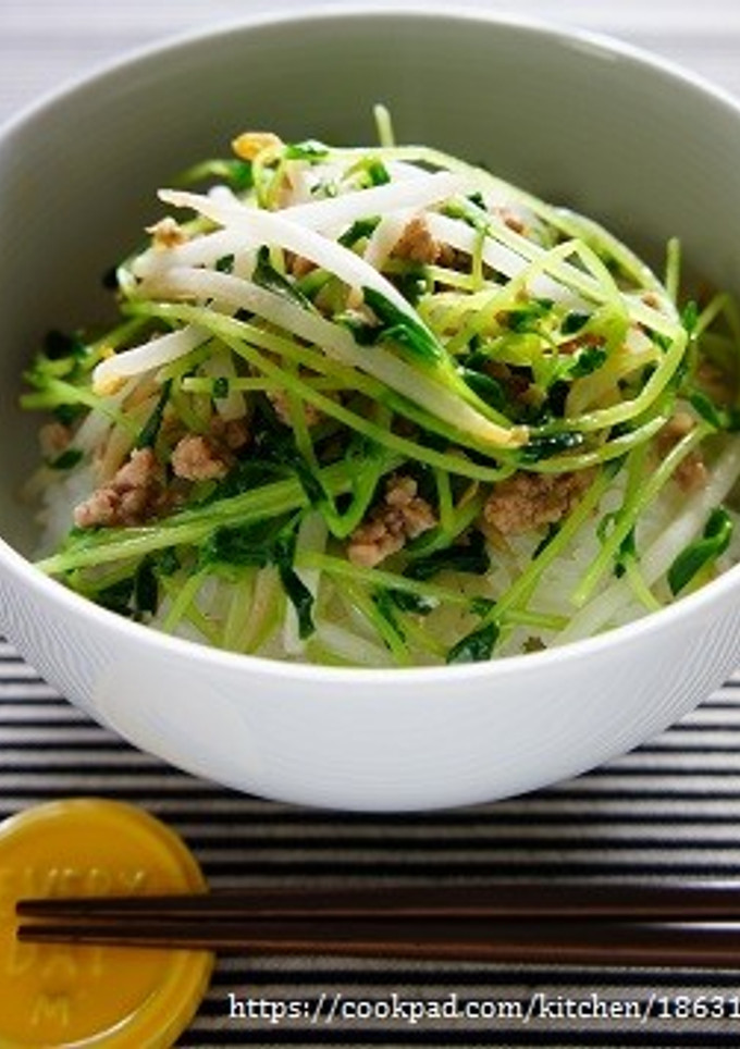 アレンジ丼☆豆苗もやしの塩麹炒めそぼろ丼-レシピのメイン写真