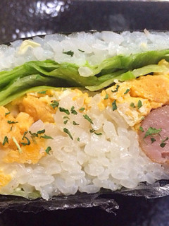 炒り卵とウインナーのおにぎらず-レシピのメイン写真