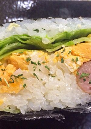 炒り卵とウインナーのおにぎらず-レシピのメイン写真