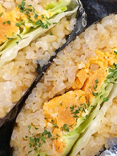 旨味たっぷり!おかかと炒り卵のおにぎらず-レシピのメイン写真