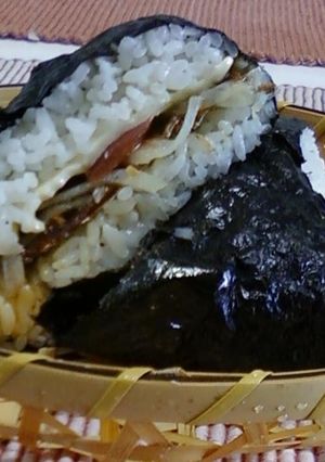 さんま蒲焼きピザ風おにぎらず-レシピのメイン写真