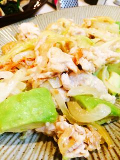豚コマ肉とアボカドのにんにくマヨ炒め-レシピのメイン写真