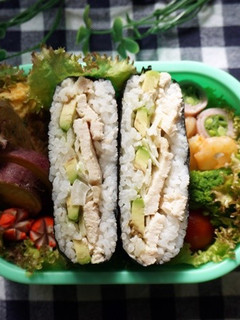 アボカドとチキンのおにぎらず-レシピのメイン写真