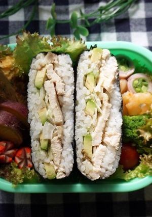 アボカドとチキンのおにぎらず-レシピのメイン写真