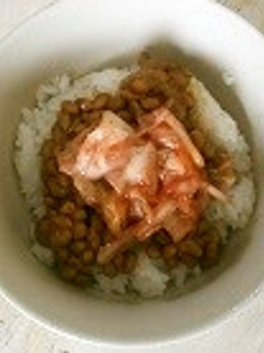 混ぜてのせて食べる!!納豆+キムチde丼-レシピのメイン写真