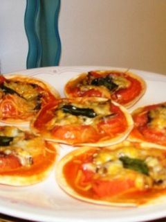 載せて焼くだけ♪餃子の皮ピザ-レシピのメイン写真
