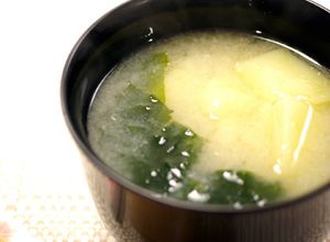 じゃがいもとわかめの味噌汁でほっこりと♬-レシピのメイン写真