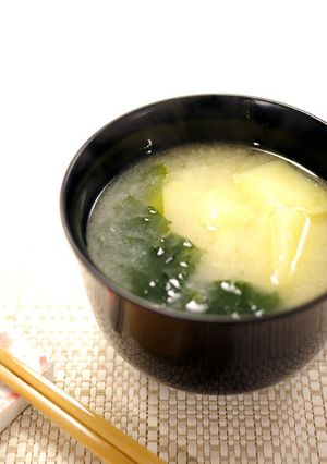じゃがいもとわかめの味噌汁でほっこりと♬-レシピのメイン写真