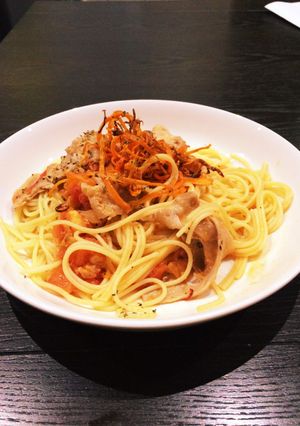 トマトと豚バラのパスタ 揚げ人参のせ-レシピのメイン写真