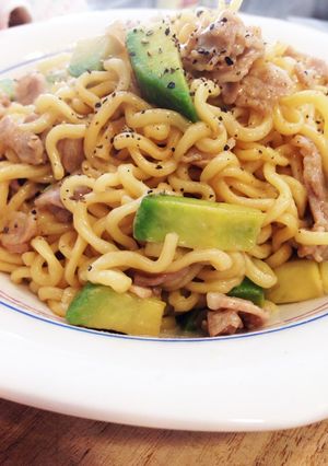 ランチに☆アボカドと豚肉の焼きそば♫-レシピのメイン写真