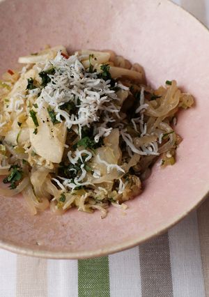 こんにゃく麺で、蕪としらすのスパゲティー-レシピのメイン写真