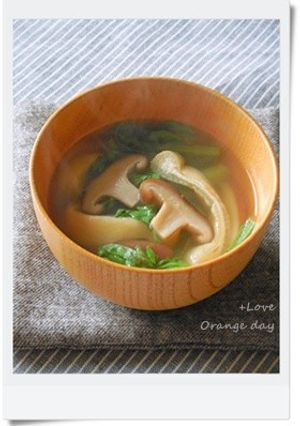 春菊・油揚げ・椎茸のすまし汁-レシピのメイン写真