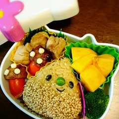 รูปของ キャラ弁★栗おにぎりときのこの秋弁当