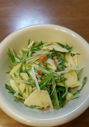 水菜とリンゴのナッツ和え-レシピのメイン写真