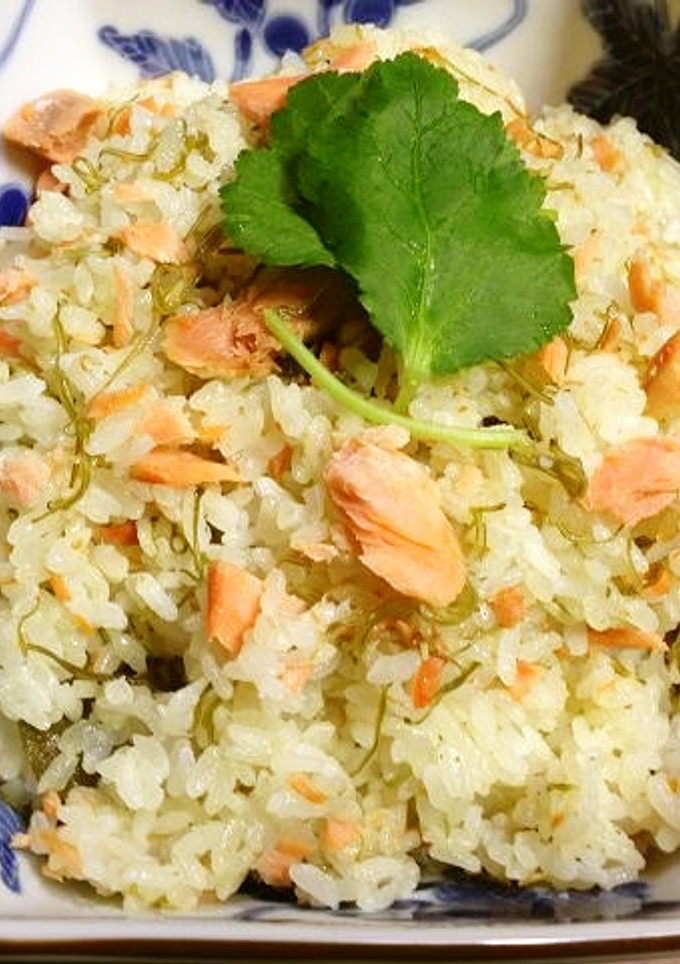 甘塩鮭とめひびの炊き込みご飯-レシピのメイン写真