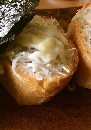 亜麻仁油バゲット　しらす＆チーズ乗せ-レシピのメイン写真