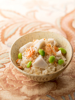 彩り鮮やか!里芋と鮭の炊き込みご飯-レシピのメイン写真