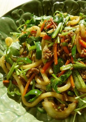 簡単ランチ☆鶏そぼろと蕪の葉の焼うどん-レシピのメイン写真