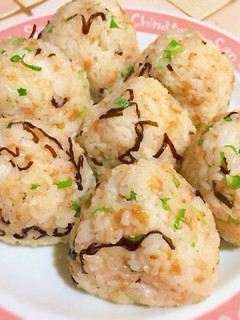 食がすすむ!天かす和風おにぎり-レシピのメイン写真