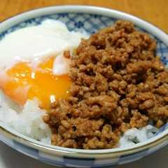 รูปของ 温玉のせ☆肉味噌丼