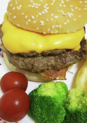肉々しい食べごたえ！ハンバーガーのパティ-レシピのメイン写真