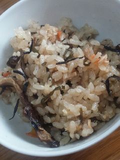 ツナ缶と塩昆布で簡単!炊き込みご飯♪-レシピのメイン写真
