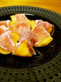 柿と生ハムを楽しむ食べ方♪-レシピのメイン写真