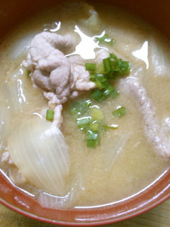 おかずになる! 豚肉と 玉ねぎの 味噌汁-レシピのメイン写真