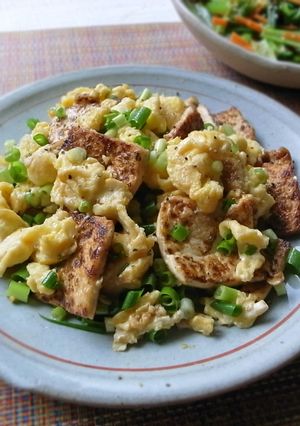 いつもの豆腐をコンガリ！焼き豆腐と卵炒め-レシピのメイン写真