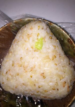 ごま油香る〜干しエビ混ぜ込みおにぎり朝-レシピのメイン写真