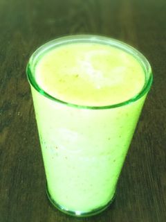 セロリ洋梨キウイ林檎のグリーンスムージー-レシピのメイン写真