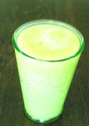 セロリ洋梨キウイ林檎のグリーンスムージー-レシピのメイン写真