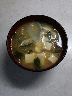 玉葱、椎茸、ワカメ、豆腐の具沢山味噌汁-レシピのメイン写真