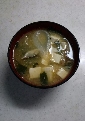玉葱、椎茸、ワカメ、豆腐の具沢山味噌汁-レシピのメイン写真