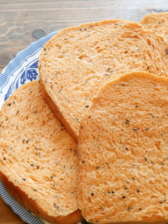 ノンオイル・砂糖不使用のごまトマトパン-レシピのメイン写真