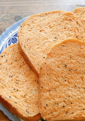 ノンオイル・砂糖不使用のごまトマトパン-レシピのメイン写真