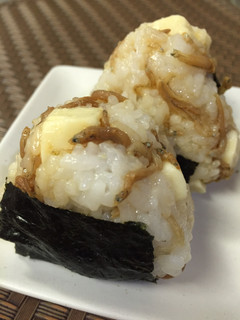 ごま油が香るしらすとチーズのおにぎり-レシピのメイン写真