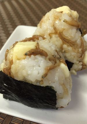 ごま油が香るしらすとチーズのおにぎり-レシピのメイン写真