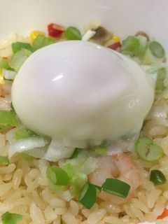 具だくさんエビピラフの温泉卵とねぎのせ-レシピのメイン写真