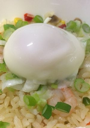 具だくさんエビピラフの温泉卵とねぎのせ-レシピのメイン写真
