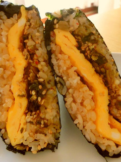 高菜炒めとチンで卵焼きの玄米おにぎらず~-レシピのメイン写真