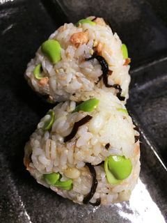 おにぎり☆サケ×枝豆×塩昆布-レシピのメイン写真