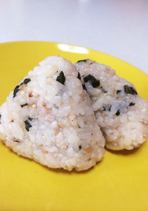 大葉と鰹節とごまおにぎり♡-レシピのメイン写真