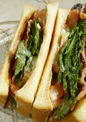 朝食＆ランチ❀春菊のBLTサンドイッチ-レシピのメイン写真