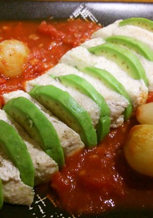 鶏胸肉とアボカドのトマトソース仕立て-レシピのメイン写真