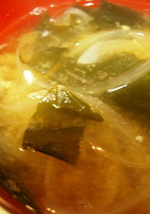 我が家のお味噌汁*玉ねぎとわかめ*-レシピのメイン写真