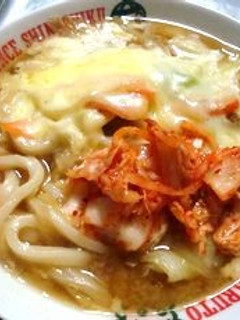 味噌汁でうどんとろけるチーズとキムチのせ-レシピのメイン写真